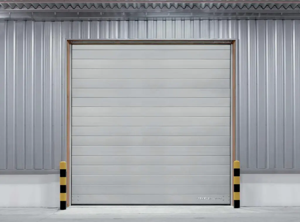 Insulated rolling shutter